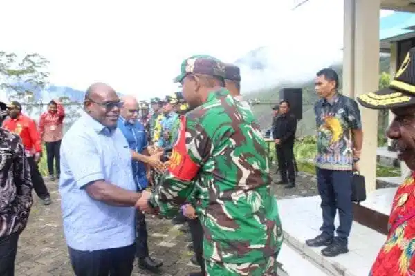 Dandim 1714/PJ Dampingi Gubernur Papua Tengah Bagi Laptop Gratis Se-Pelajar di Kab. Puncak Jaya