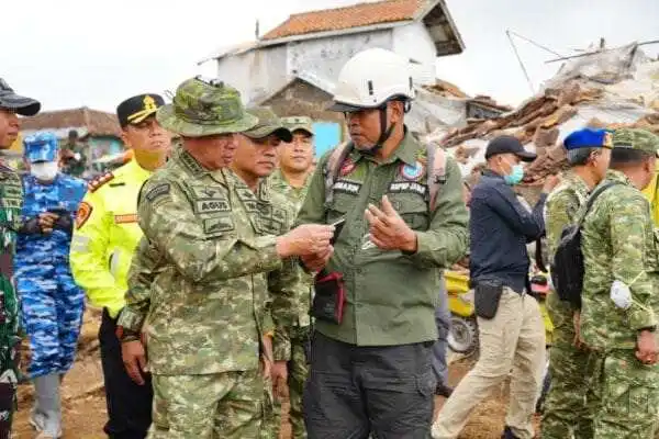 Panglima TNI Tinjau Lokasi Longsor Cisarua