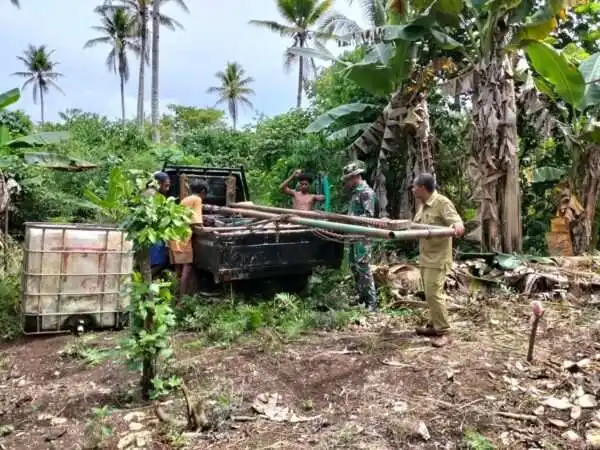 Personel TMMD Ke-127 Kodim 1514/Morotai Pasang Mesin Bor Air di Desa Falila