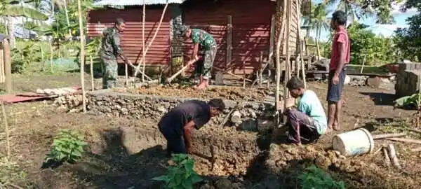 Personel Satgas TMMD Ke-127 Kodim 1514/Morotai Lanjutkan Pembangunan MCK di Desa Dehegila