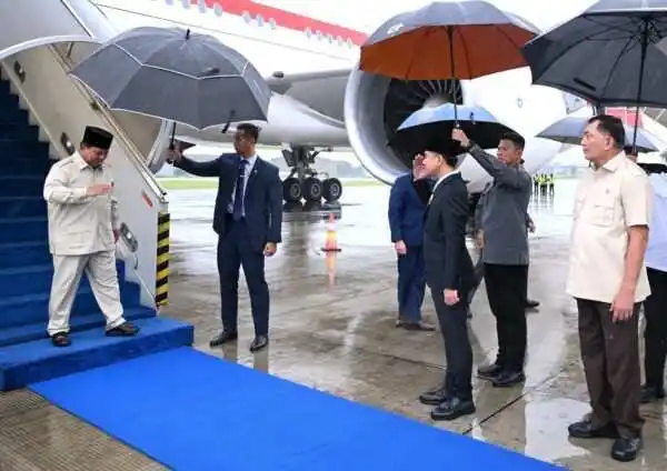 Panglima TNI Sambut Kedatangan Presiden RI Di Pangkalan TNI AU Halim PK