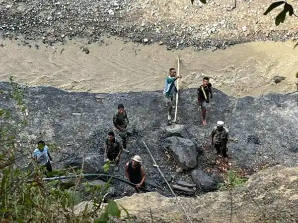 Satgas TNI AD Pimpin Gotong Royong, 550 Meter Pipa Air Bersih Terpasang di Desa Jamat