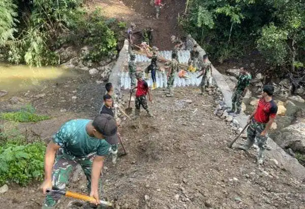 TNI AD Bangun Jembatan Aramco di Lima Puluh Kota, Perkuat Akses dan Ekonomi Warga
