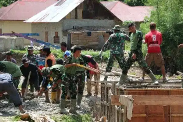 Gotong Royong TNI dan Warga Pacu Pembangunan Jembatan Perintis Garuda di Pesisir Selatan