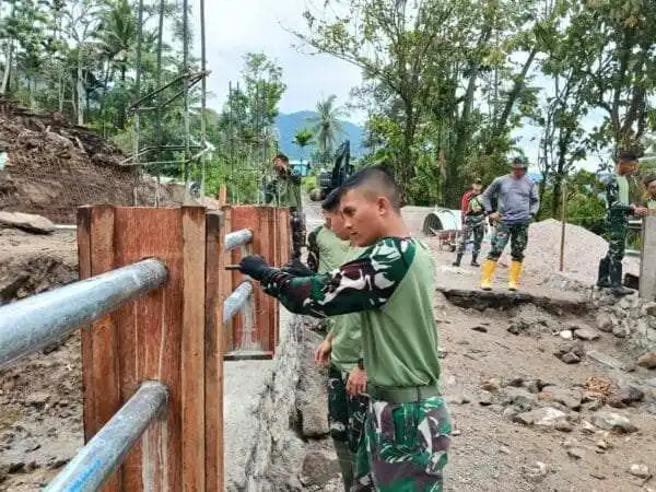 TNI AD Bangun Jembatan Aramco di Agam, Akses Warga Nagari Bayua Kembali Terbuka