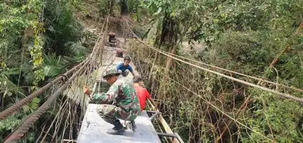 TNI AD Rampungkan Rehab Jembatan Gantung Halimbe, Akses Warga Labura Kembali Lancar