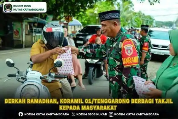 Berkah Ramadhan, Koramil 01/Tenggarong Berbagi Takjil kepada Masyarakat
