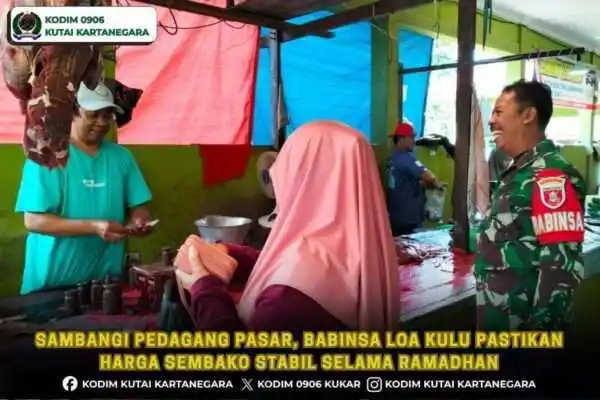 Sambangi Pedagang Pasar, Babinsa Loa Kulu Pastikan Harga Sembako Stabil Selama Ramadhan