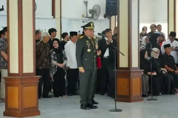 Panglima TNI Pimpin Upacara Penyerahan Jenazah dan Ikuti Upacara Pemakaman Wapres ke-6 RI