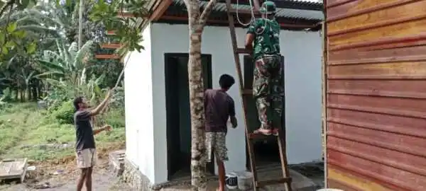Personel TMMD Ke-127 Kodim 1514/Morotai Laksanakan Pengecatan MCK di Desa Dehegila
