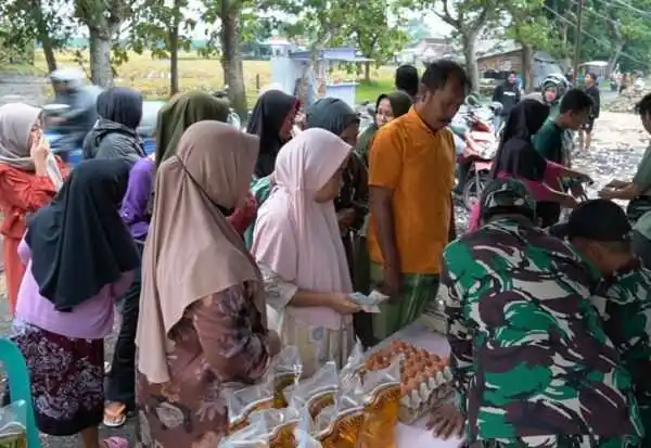 Bazar Ramadhan Kodim Bojonegoro di Sumodikaran Ludes Diserbu Warga