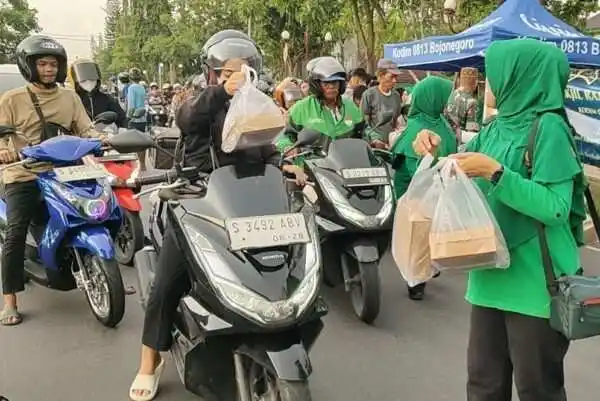Ramadan Berkah, Persit Kodim Bojonegoro Bagikan Ratusan Takjil