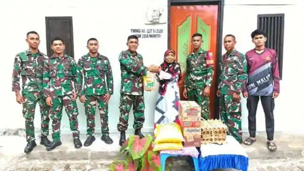 Dansatgas TMMD Ke-127 Kodim 1514/Morotai Berikan Santunan Sembako kepada Warga Desa Mandiri