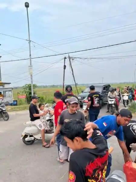 LRN Widang Bersama Tim Sangkur Nusantara Gelar Bagi Takjil