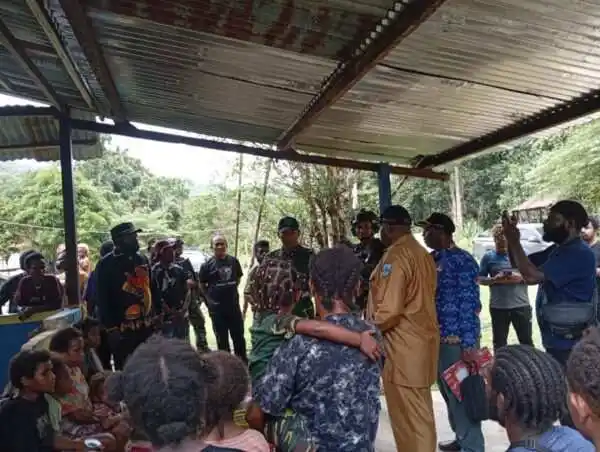 Tim Patroli Gabungan Koops TNI Papua Evakuasi 21 Pengungsi di Aifat Timur Jauh Maybrat