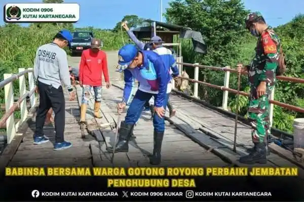 Babinsa Bersama Warga Gotong Royong Perbaiki Jembatan Penghubung Desa
