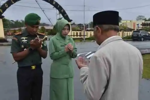 Kodim 1710/Mimika Gelar Tradisi Penyambutan Dandim dan Ketua Persit KCK