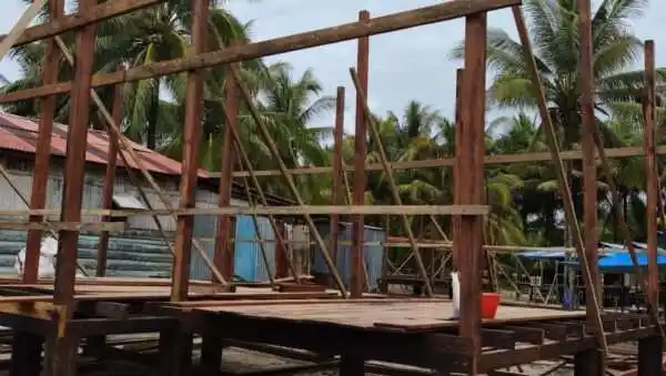 TMMD Ke-128 Kodim 1710/Mimika Gunakan Kayu Besi Berkualitas untuk Bangun Rumah Layak Huni di Kampung Keakwa
