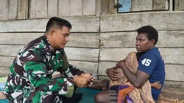 Senyum Bahagia Ibu Modesta Akarepia, Dapat Layanan Kesehatan dari Satgas TMMD Kodim 1710/Mimika