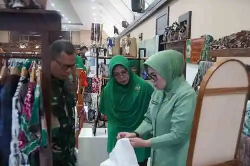 Merajut Harapan dengan Sasirangan, Kisah Humanis Persit yang Menjaga Warisan dan Menguatkan Kemandirian
