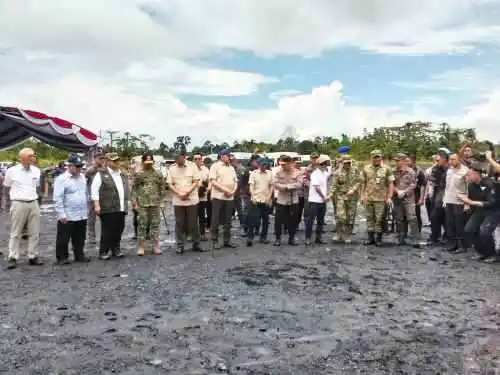 Panglima TNI Dampingi Menhan RI Tinjau Penertiban Lahan Tambang  di Kalteng