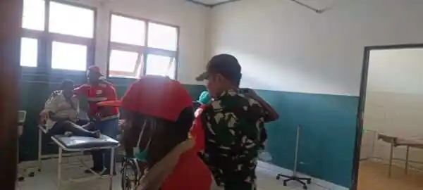 Aparat Gabungan TNI Bersama RSUD Mulia dan PMI Kab Puncak Jaya Evakuasi Pengungsi Korban Penembakan KKB di Distrik Sinak