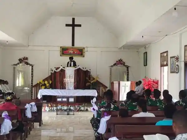 Iman dan Kerohanian Terjaga, Anggota Satgas TMMD ke-128 Kodim 1801/Manokwari Laksanakan Ibadah Minggu Bersama Warga