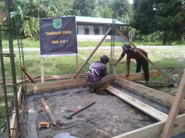 Bangun Bak Penampungan Air Bersih TMMD Ke-128 Kodim 1801/Manokwari Capai Tahap Pemasangan Rangka Besi