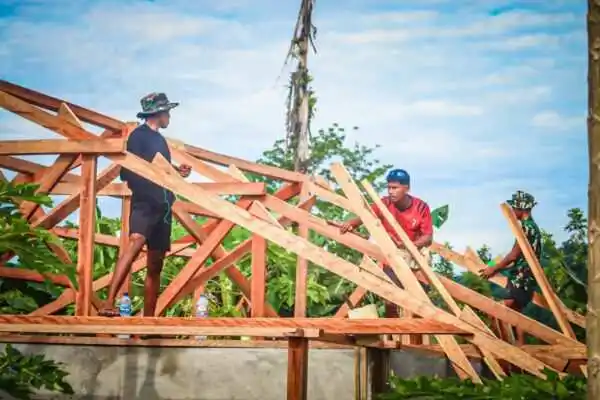 Satgas TMMD Ke-128 Kodim 1801/Manokwari Pasang Rangka Atap Rumah Warga di Kampung Tanah Rubuh