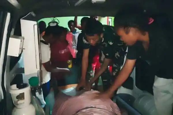 “TNI Tak Hanya Bangun Desa, Tapi Juga Selamatkan Nyawa Warga di Tengah Malam”