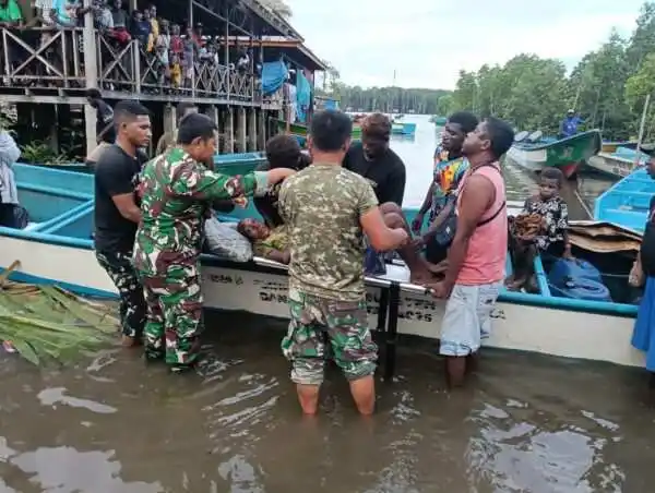 Satgas TMMD Tunjukkan Kepedulian dengan Evakuasi Warga Sakit