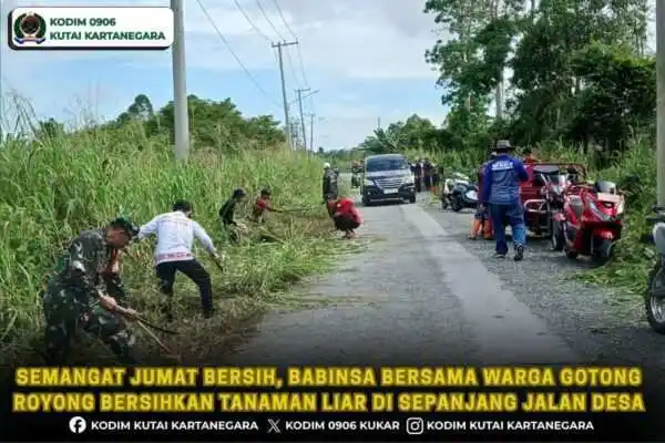 Semangat Jumat Bersih, Babinsa Bersama Warga Gotong Royong Bersihkan Tanaman Liar di Sepanjang Jalan Desa