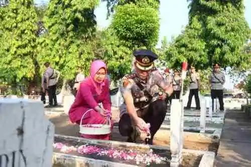 Peringati Hari Bhayangkara ke-80, Polres Probolinggo Kota Gelar Ziarah dan Tabur Bunga di TMP