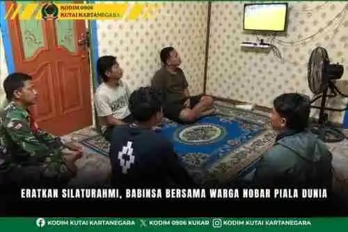 Eratkan Silaturahmi, Babinsa Bersama Warga Nobar Piala Dunia