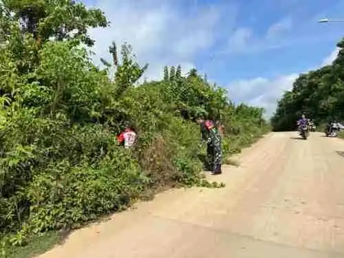 Wujudkan Lingkungan Sehat, Babinsa dan Warga Kompak Gelar Gotong Royong