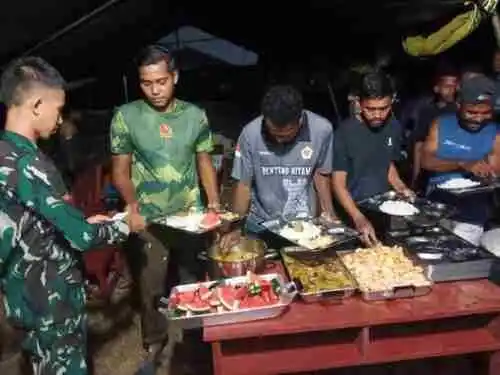 Jaga Stamina Demi Pengabdian, Satgas TMMD Ke-129 Kodim 1807/Sorong Selatan Bagikan Vitamin dan Santap Malam Bersama Warga