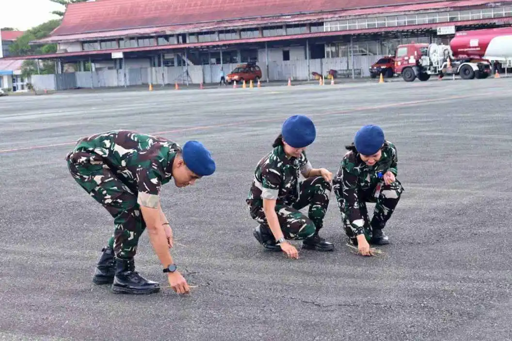 Pastikan Apron Bebas FOD, Personel Lanud Sjamsudin Noor Sisir Benda Asing Jaga Keselamatan Penerbangan Tetap Aman