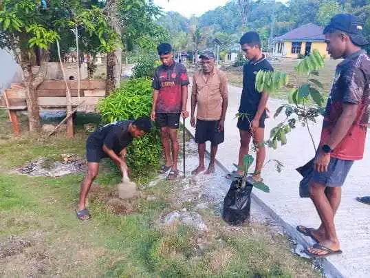Hijaukan Kampung, Sejahterakan Warga! Satgas TMMD Ke-129 Tanam 500 Pohon Produktif untuk Masa Depan Masyarakat Sesor
