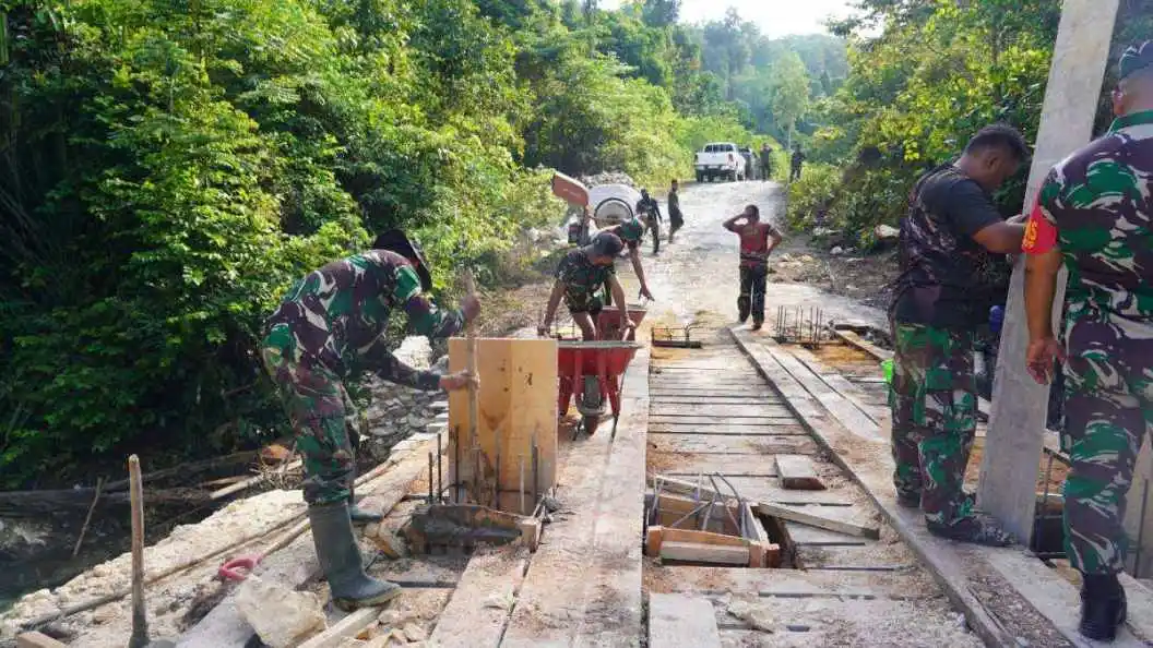 Dansatgas TMMD Ke-129 Tinjau Langsung Rehab Jembatan di Kampung Sesor, Pastikan Pembangunan Tepat Sasaran dan Berkualitas