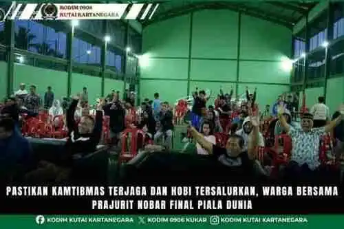 Pastikan Kamtibmas Terjaga dan Hobi Tersalurkan, Warga Bersama Prajurit Nobar Final Piala Dunia