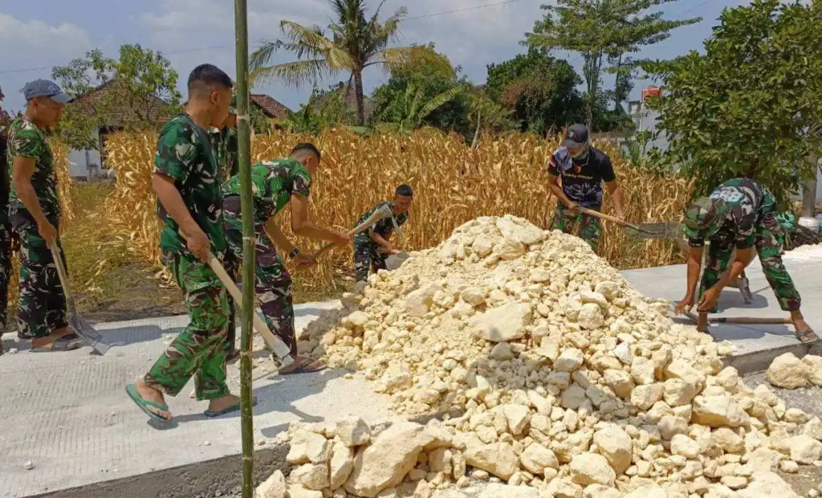 Menyulam Asa di Ujung Beton Kesongo: Ketika Peluh Satgas TMMD 129 Bojonegoro dan Warga Menyatu Tanpa Kenal Hari Libur