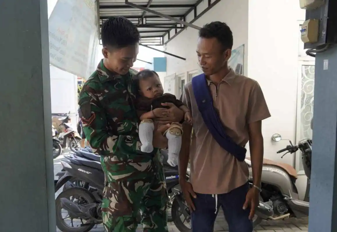 Sentuhan Hangat TMMD 129 Bojonegoro: Ketika Seragam Loreng Menjaga Senyum Sang Balita di Kesongo