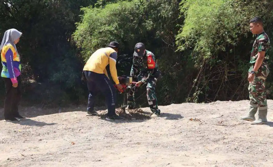 Sinergi Hijau di TMMD 129 Bojonegoro: Babinsa Kesongo dan DLH ‘Keroyokan’ Buat Lubang Tanam Pohon untuk Jaga Tanggul Sungai
