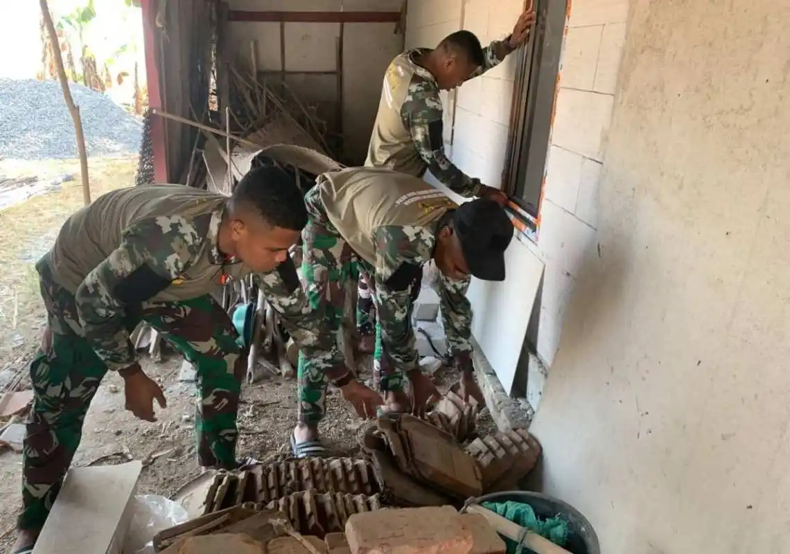 Ukir Senyum Ibu Wagini: Anggota Satgas Kebut Pembersihan dan Finishing Sebelum TMMD 129 Bojonegoro Usai