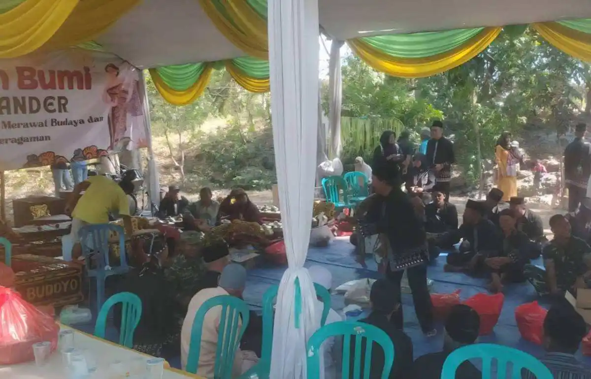 Berbalut Seni Langen Tayub, Danramil Dander Bojonegoro Hadiri Sedekah Bumi di Taman Tirtawana