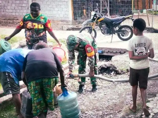 Koramil 1710-07/Mapurujaya Salurkan Bantuan Air Bersih untuk Warga Kampung Mwuare