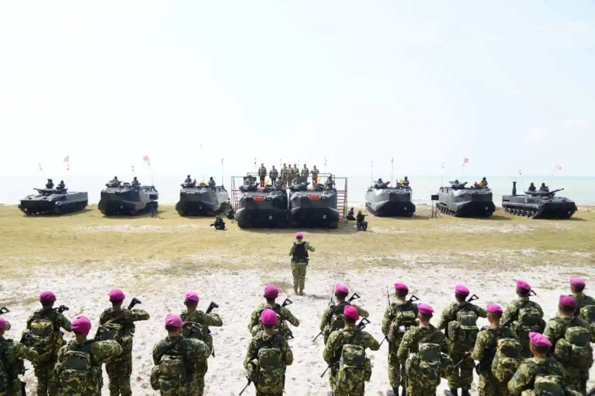 Wakil Panglima TNI dan Sejumlah Pejabat Negara Terima Warga Kehormatan dan Brevet Korps Marinir