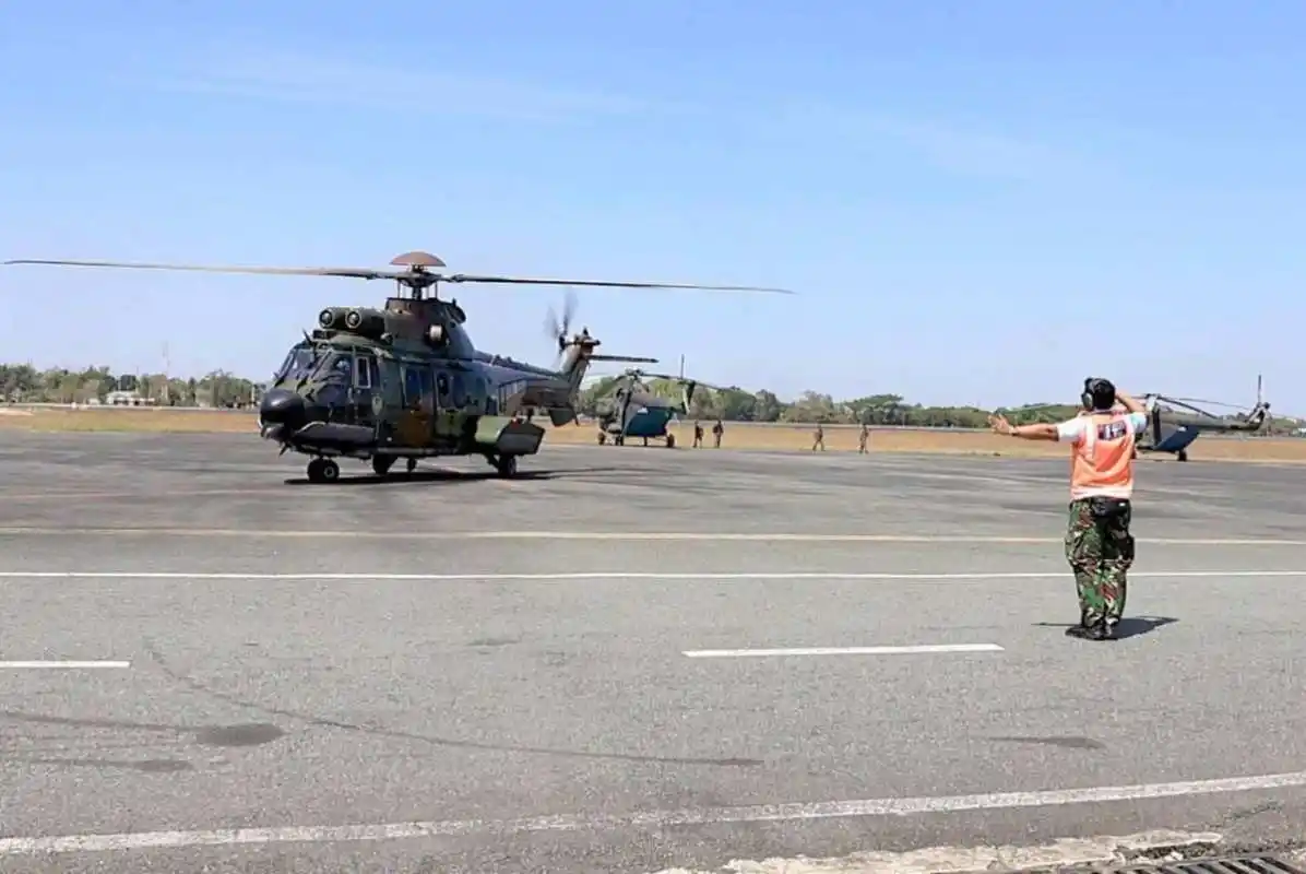 Pantau Dari Langit, Lanud Sjamsudin Noor Dukung Patroli Udara Helikopter Caracal TNI AU Dalam Penanganan Karhutla di Kasel