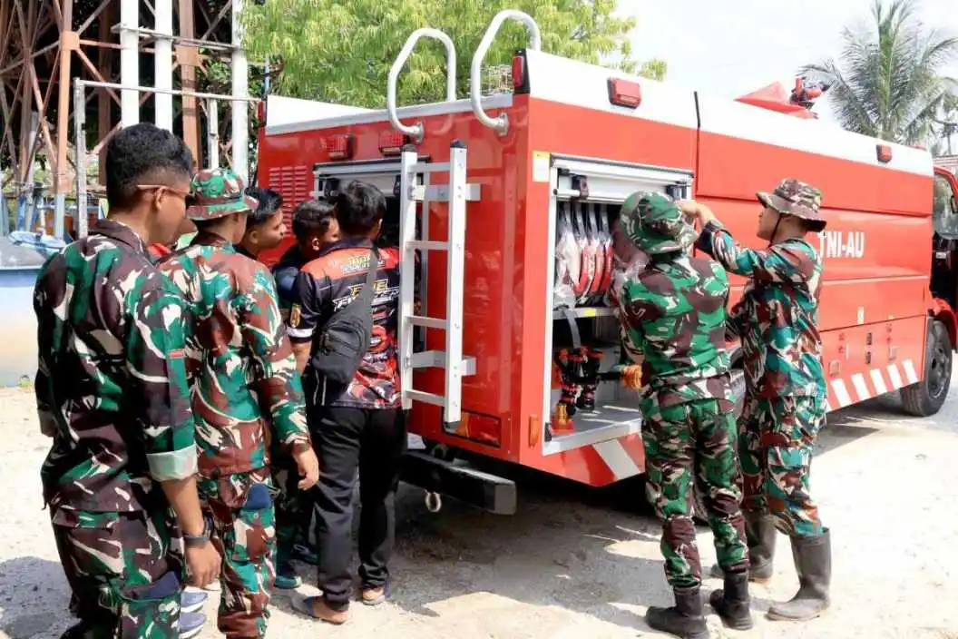 Perkuat Kesiapsiagaan Dalam Menangani Karhutla, Personel Lanud Sjamsudin Noor Asah Kemampuan Operasikan Kendaraan Pemadam Kebakaran