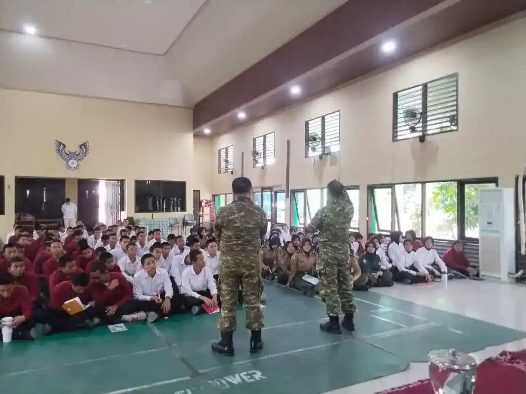 CEGAH KARHUTLA, TIM PENYULUHAN MABES TNI BERSAMA PASIS DIREG 56 SESKO TNI SOSIALISASIKAN BAHAYA KEBAKARAN KEPADA PELAJAR SMK KEHUTANAN   
